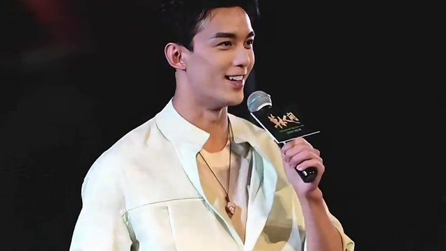 快来听#吴磊 和#蒋勤勤 说四川话了！近距离看磊磊也太帅了！蒋勤勤姐也好美～#草木人间吴磊校园路演 