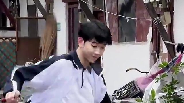 陪本少爷一起闯荡江湖如何？#男高 #国风 #剑舞 #古典舞 #户外舞蹈