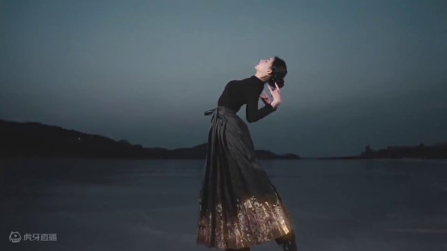 且借人间二两墨，染山、染水、染画作。#古风汉服美如画 #水墨山水 #国风美永不过时