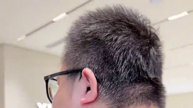 小米汽车SU7怎么样？ 来体验一下#小米汽车 SU7，小米店里好多人啊，大家觉得怎么样？#小米su7