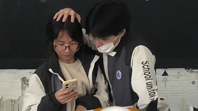 “干嘛总摸我头”“因为喜欢你呀”#情侣日常 #甜甜的恋爱日记