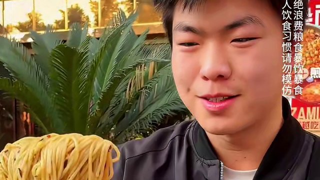 高情商的小伙来挑战5两豌杂面，把胖妹逗得笑哈哈#这一碗好过瘾 #重庆美食 #重庆小面