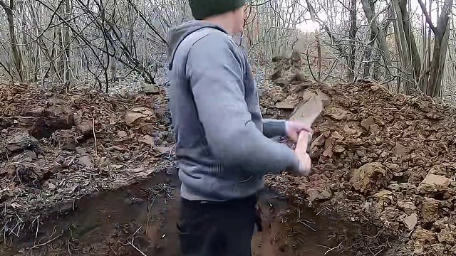 建造隐蔽庇护所，远离野兽袭击 #荒野建造 #野外建造 #庇护所