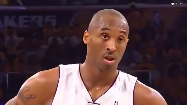 #科比 和#詹姆斯 一个重要区别就是，会不会去投半场三分，#科比 不会为了数据不去投篮