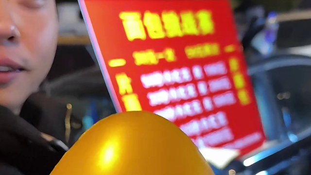 挑战拿金蛋换个吃面包挑战，你们有没有什么好的技巧呢#金蛋换东西挑战 #15s随便拿 #吃面包挑战