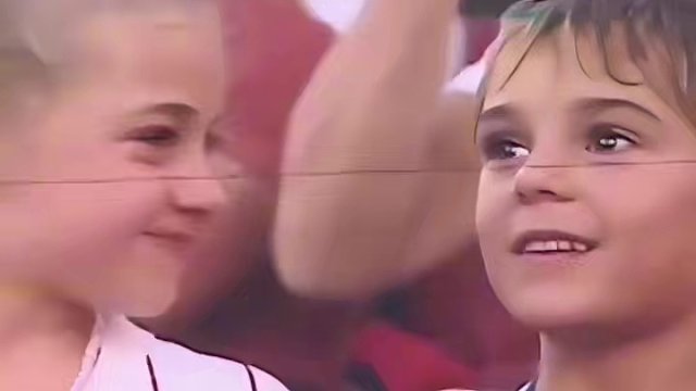 害怕的不是老去，而是当我们再次相遇时，你已牵着别人的手，而我只能扶着他人的胳膊。你的笑容仍在我心中，