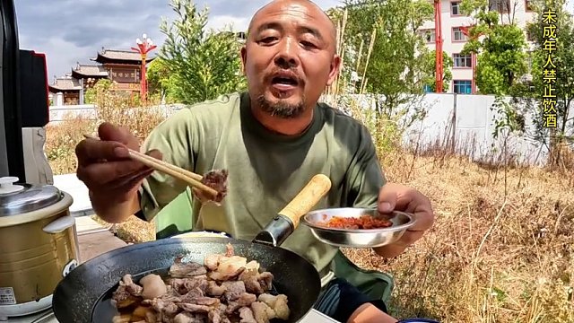 沙大厨做菜一般人比不了，境界高的离谱，跟平常人沟通不了#户外美食 #户外生活 #户外野炊 