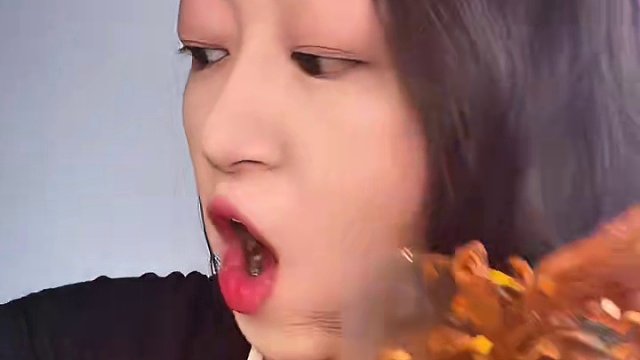 湖南的零食也太辣了吧！！这个香辣鸭脆肠QQ弹弹！卤的也相当入味,太过瘾了！！#鸭肠#解馋小零食