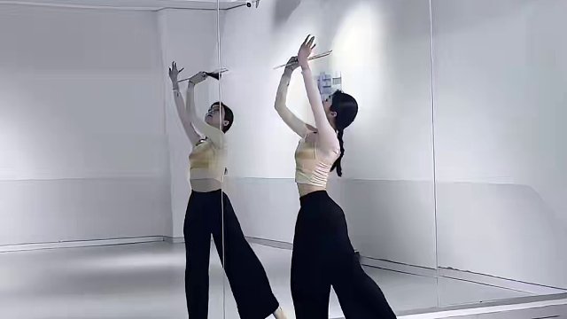 背面来啦，带上小扇子跳起来呀 #古典舞 #原创 #唐伯虎新歌落 #唐伯虎新歌落国风大赏 #落舞蹈