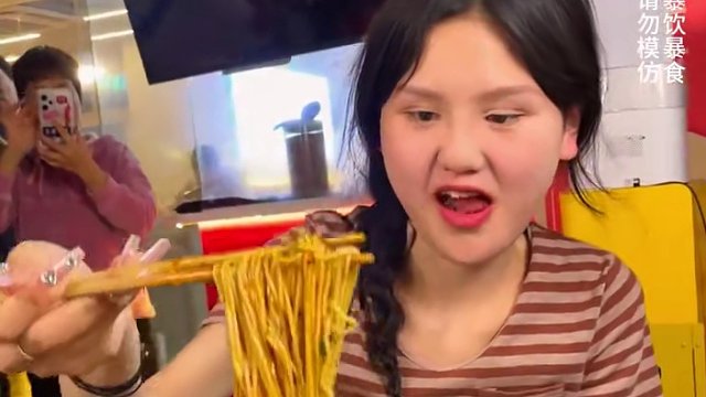 在重庆上学的河南妹儿来挑战2斤豌杂面，这么瘦居然这么厉害！#重庆美食 #这一碗好过瘾 #面馆日常