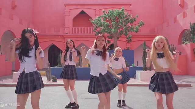 #magnetic 甜妹出击手和脚都很忙的一支舞～ #女团 #ILLIT #kpop舞蹈 #ik5