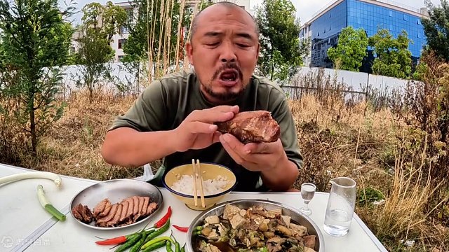 沙和尚昨天吃牛肉，早上吃马肉，晚餐又吃骆驼肉，这下可抄上啦#户外美食 #户外生活 #香啊 