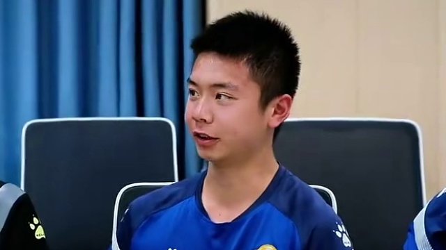 在专项测试来临之际，棠外艺体卫处和空港青少年体育俱乐部特邀陈川博士，到校为高三足球特长生开展心理讲座