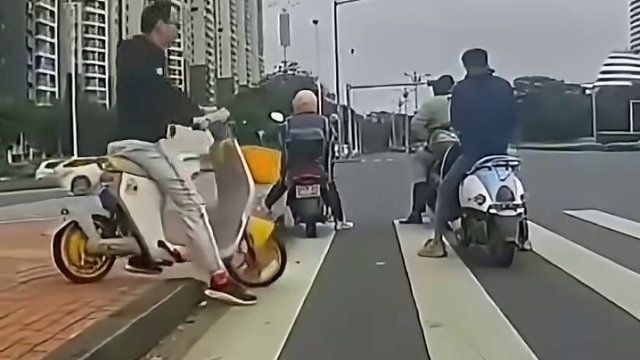 拦住他的那个把他给救了，这男的不会骑电动车哈哈