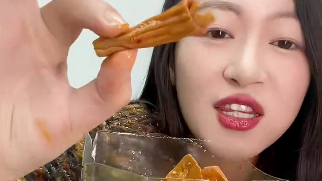 这个香辣鸭脆肠真的绝了！！QQ弹弹！卤的也相当入味,太过瘾了！！#鸭脆肠#解馋小零食