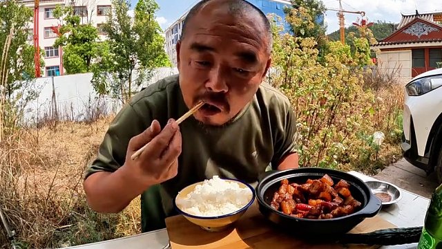 沙大厨最近比较累，晚餐做个砂锅红烧肉，好好给自己补补#户外美食 #户外野炊 #户外生活 
