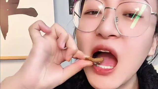 这个香辣鸭脆肠真的绝了！！QQ弹弹！卤的也相当入味,太过瘾了！！#鸭肠#解馋小零食