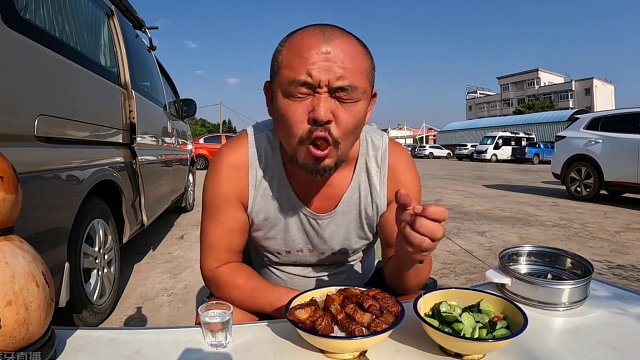 沙和尚一天不吃肉浑身上下脑袋疼，早上就吃红烧肉盖饭，老厉害了#户外美食 #户外生活 #床车旅行 