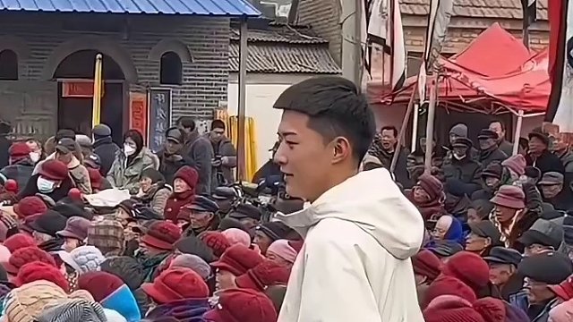 男子：妈妈，以后给奶奶买个白帽子吧