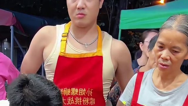 云南帅哥开车1000公里就为挑战10碗爆辣辣辣辣辣辣辣辣~你觉得她能挑战成功吗？#螺蛳粉