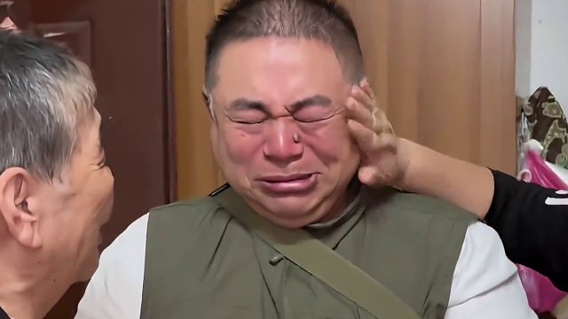 大叔吃霸王餐从来不给钱 竟成了摊主们的团宠