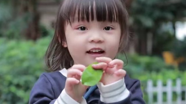 到了一个阶段，娃开始爱“臭美”，这一大盒可以自己DIY的发夹，包包，满满的幸福感。#深圳玩具展 #玩