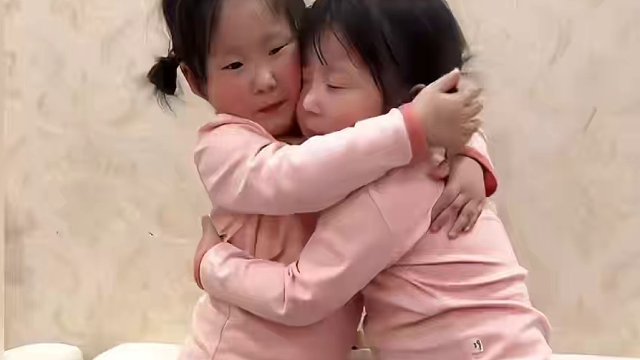 盘点双胞胎姐妹的搞笑日常，太太太可爱的姐俩#双胞姐妹#双胞胎#双胞胎日常#萌娃#骗你生女儿