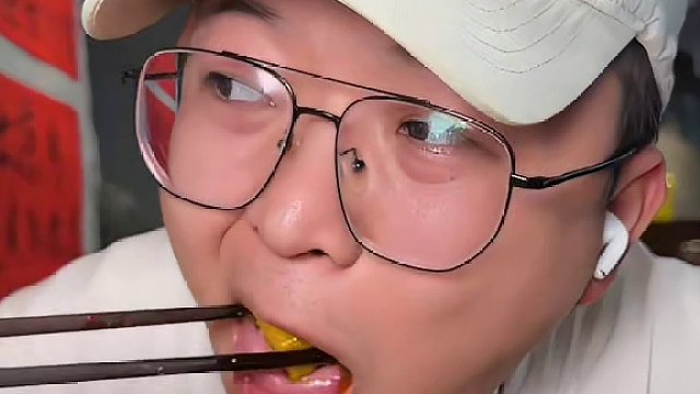 属于云南的快乐，终于来到成都了，这种酸菜锅真的是太下饭了，两个人98.8吃一顿云南酸菜火锅，谁还在家