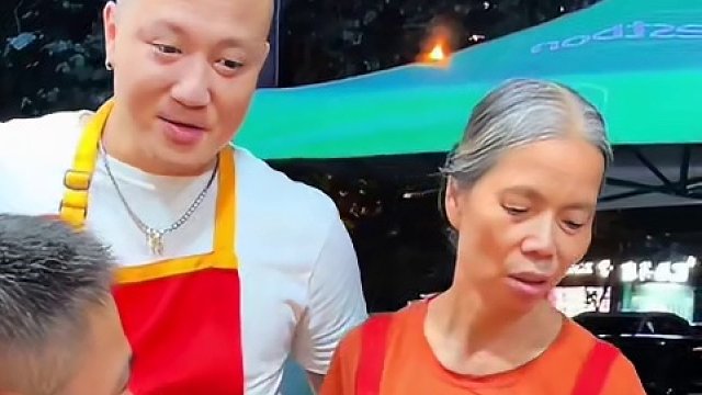 广西表哥挑战一分钟吃完10碗爆辣螺蛳粉~八戒血亏5000块~#螺蛳粉