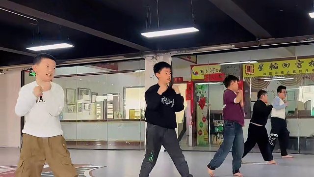 末来已来，必将仰仗少年！未来少年，必定坚毅勇敢！拳套赋予了你崭新的模样！加油！#少儿搏击运动 #坚持