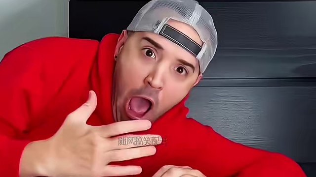 小怪物用假舌头玩恶搞，结局让人万万想不到！#看一遍笑一遍 #意想不到的结局 #老外真会玩 #沙雕老外