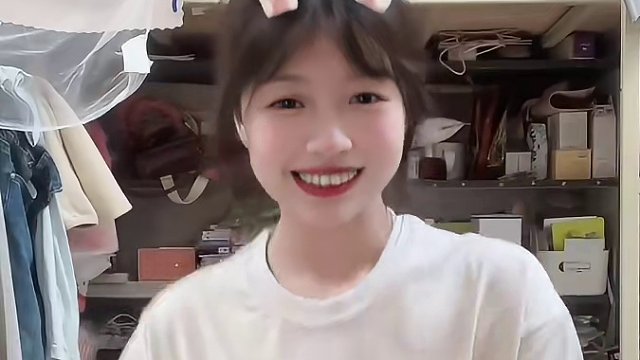 超简单哦～#甜甜的手势舞 #小火人衣服 #女大学生