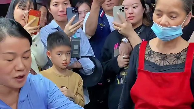 美女挑战10碗爆辣螺蛳粉~你觉得她能挑战成功吗？#螺蛳粉