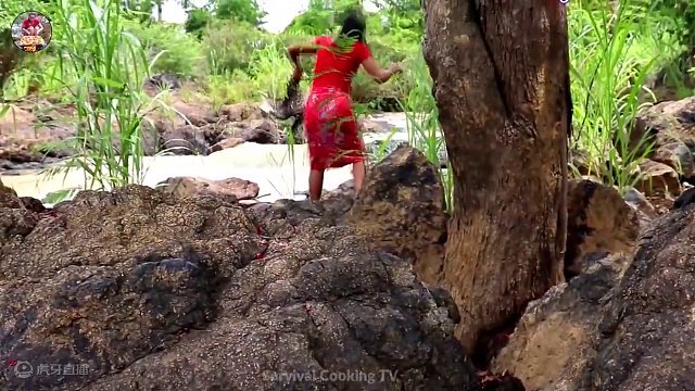 美味的烹饪鸭咖喱辣蘑菇食物在森林里吃 #荒野求生 #户外美食