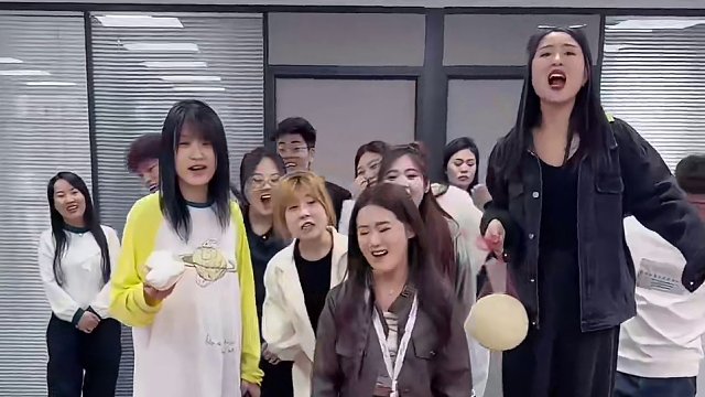 甩鞋挑战#办公室游戏 #搞笑视频 #抠门老板 #专治不开心 #挑战