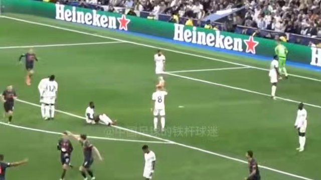 现场视角！福登世界波扳平
立刻跑向场边与瓜迪奥拉一起庆祝#欧冠 #dou来足球季 #曼城