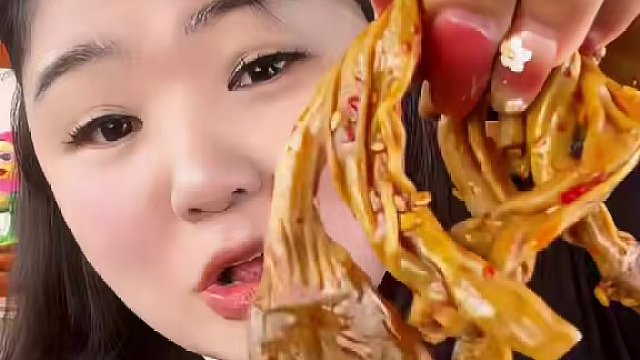 湖南的零食也太辣了吧！！这个香辣鸭脆肠QQ弹弹！卤的也相当入味,太过瘾了！！#鸭肠#解馋小零食