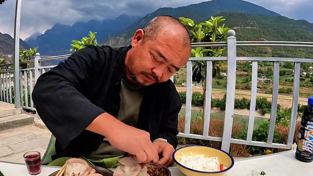 沙老师路过玉龙雪山，晚餐吃点猪肠子老厉害了，中集#户外美食 #猪大肠 #大口吃肉 