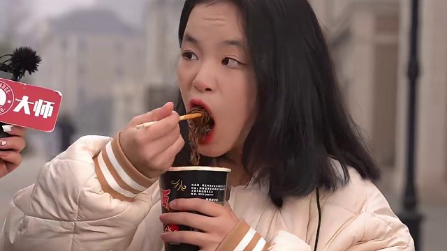 拥有三个姐姐的弟弟是一种什么体验？ #鬼椒面挑战 #吃辣挑战 #速食美食