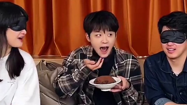 游戏规则是要把小偷噎s吗···#餐桌小偷 #搞笑