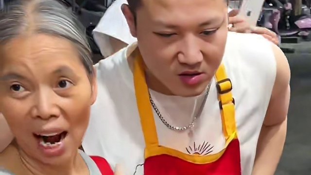 帅哥挑战10爆辣，加两次小米辣~阿姨血亏25000块~#螺蛳粉