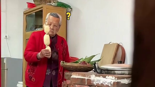 盘点孙子戏弄奶奶的搞笑场面，这孙子不干人事啊#奶奶 #这操作都看傻了 #老人家太可爱了 #整蛊奶奶 