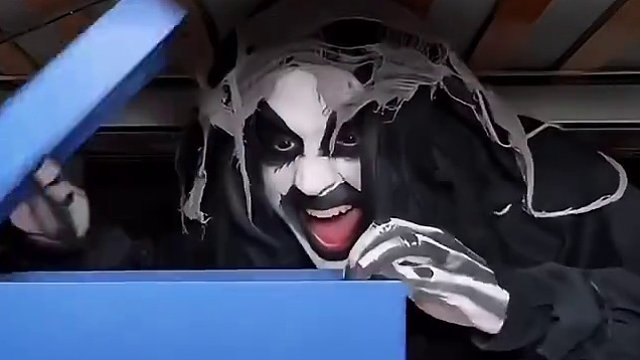 小怪物给主人自制袜子，这简直是太有才了！ #看一遍笑一遍 #意想不到的结局 #万万没想到 #老外真会