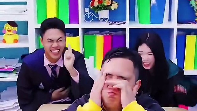 男子故意整蛊女同学，结局让人太解气了！ #看一遍笑一遍 #意想不到的结局 #万万没想到 #这操作都看