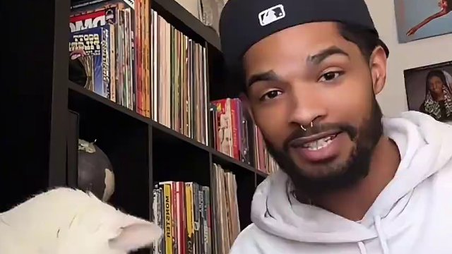 猫：神金啊！我家铲屎的今天又忘吃药了！