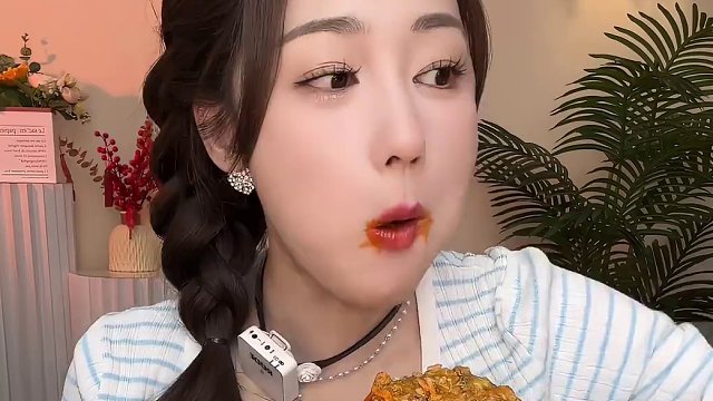 干饭人的快乐是浓郁鲜香的蟹黄小龙虾盖饭和牛蹄筋给的 #好吃到停不下来 #妈呀太香了 #谁懂这一口的好