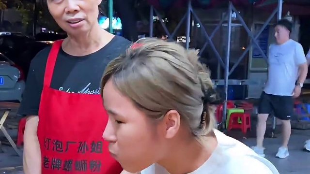 美女做了飞机，又做了高挑，还打出租车过来吃螺蛳粉~#螺蛳粉  #螺蛳粉