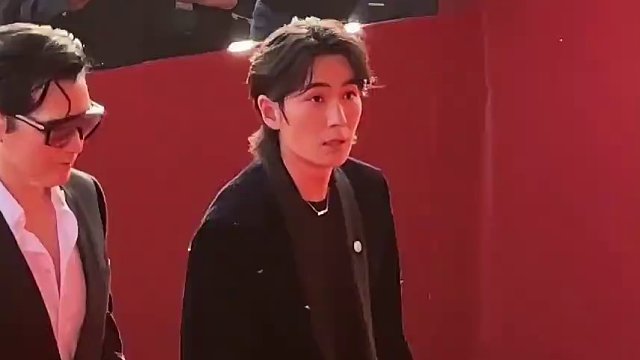 #朱一龙 作为北影节评委之一现身#北京国际电影节开幕式，有作品就是有底气真的太帅了！#云上北影节#桃