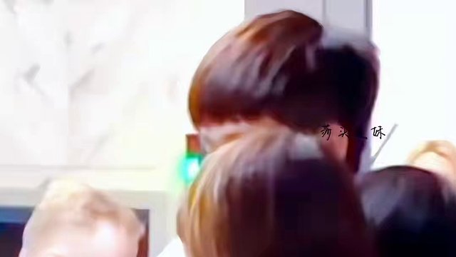 几年过去了，莎宝还是爱扒拉大头，大头还是爱逗莎宝笑，太让人羡慕了。#爱情的千百种模样