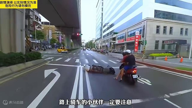 雨天千万别走在这种白线上容易打滑！